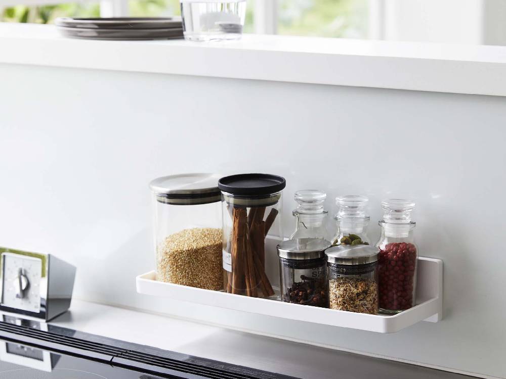 キッチン棚に設置された【MIST/ミスト】フィルムフック トレー W30で食器や調理器具が整理されている様子