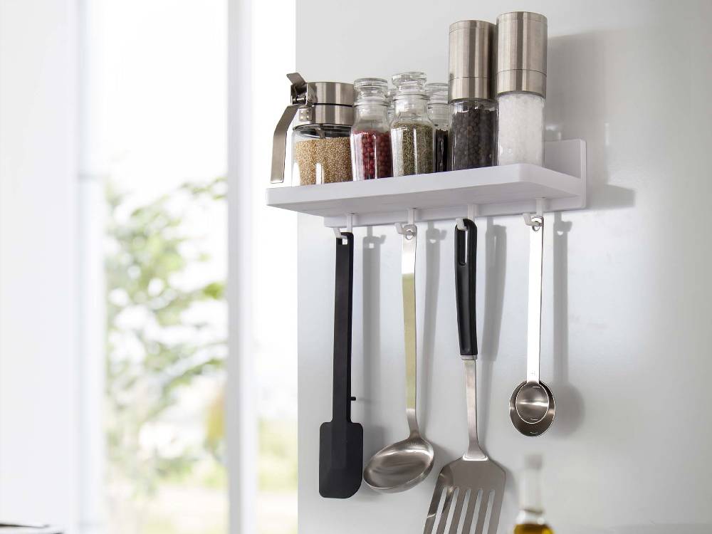 キッチン棚に取り付けられた【MIST/ミスト】フィルムフック トレー W30。調理器具やスパイスラックが整頓されている