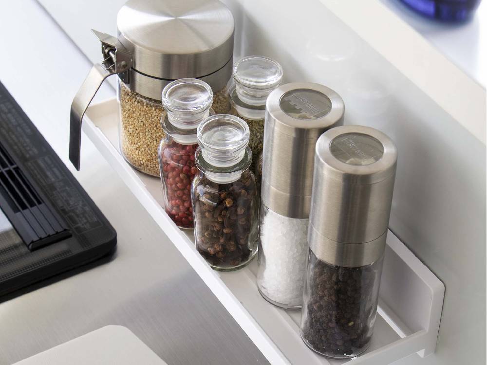 MISTミスト フィルムフック トレー W30。キッチン用幅30cmの棚に4つのフィルムフックが付属し、食器や調理器具を整理できます