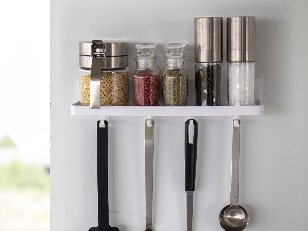 キッチンの棚に設置されたMIST/ミストのフィルムフック トレー W30。テーブルウェアやスパイスなどの調理用品を整理しています。