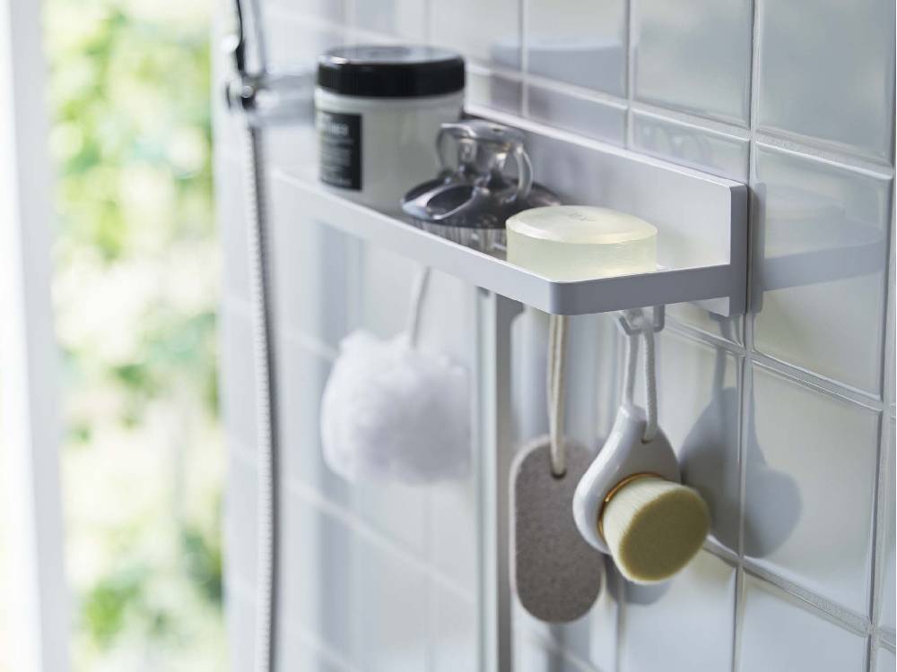 棚に取り付けられた『MIST/ミスト』フィルムフックトレーW30にタオルや調理器具が掛かっている様子