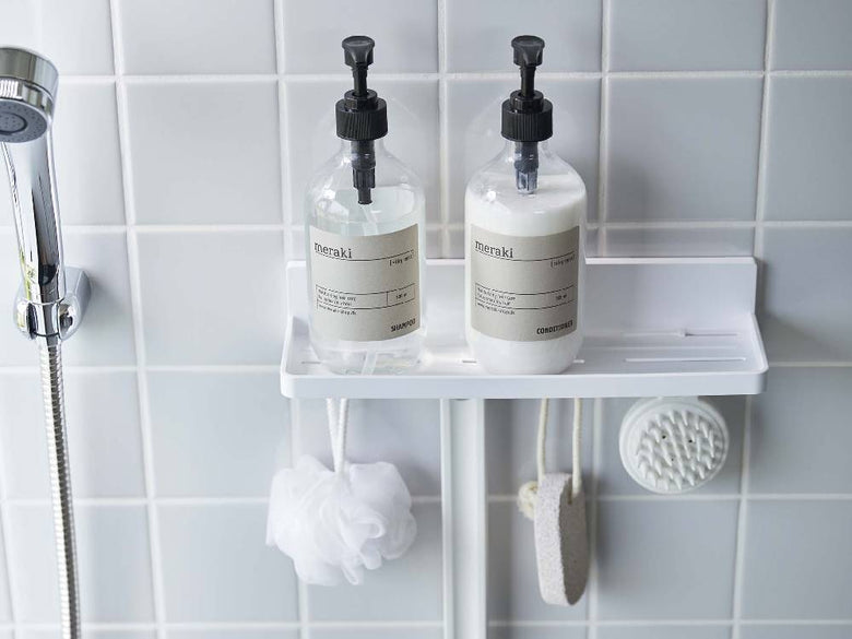 浴室の洗面台に【MIST/ミスト】フィルムフック トレー W30が設置され、ソープディスペンサーやタオル、歯ブラシホルダーなどの家庭用品が整然と配置されている様子