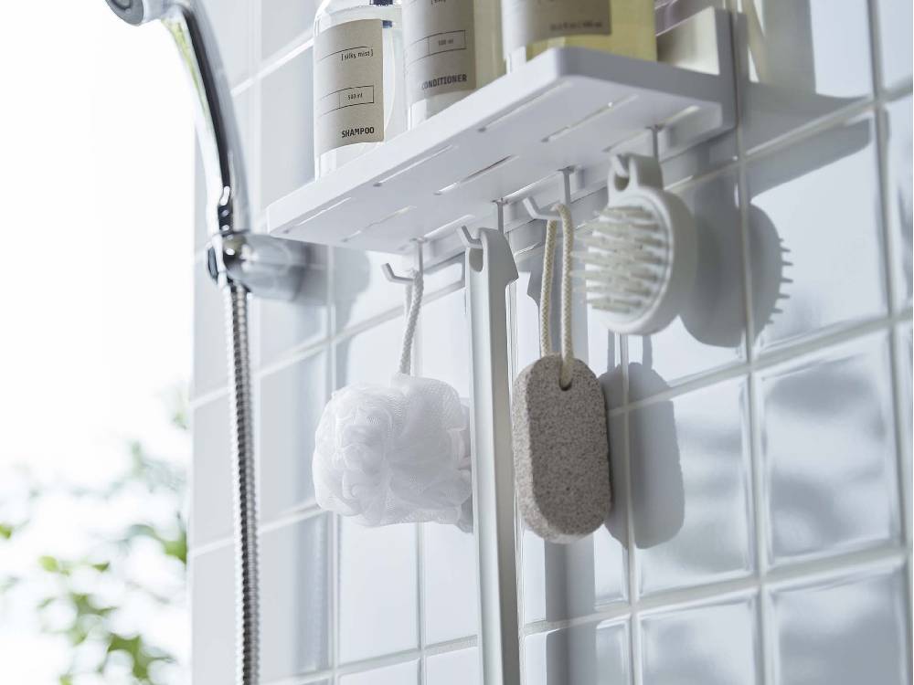 MISTフィルムフック トレー W30がバスルームの棚に取り付けられ、ボトルやタオルなどが整理されている様子