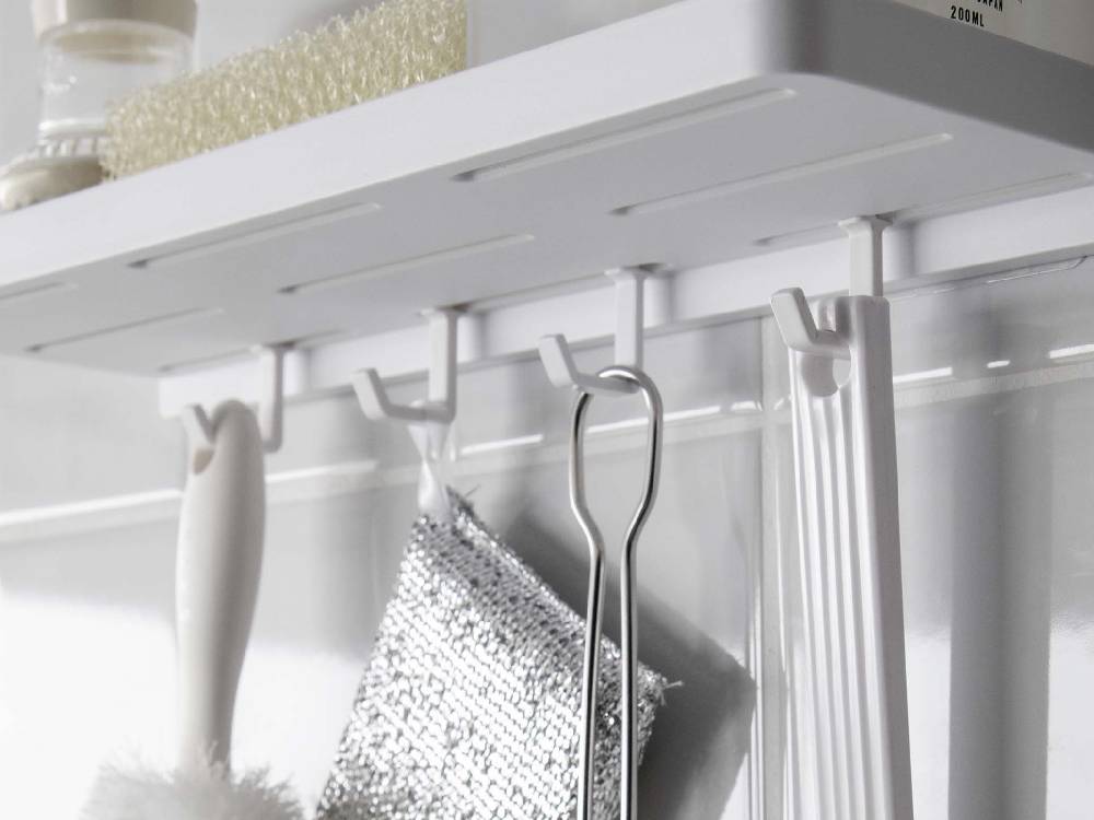 クローゼット内の棚に【MIST/ミスト】フィルムフック トレー W30が取り付けられ、衣類が整理されている様子