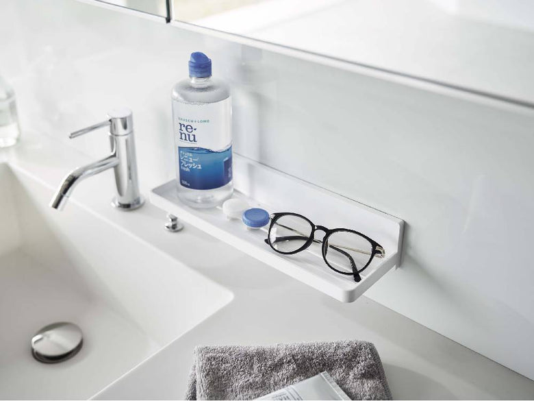 浴室のシンク周りに設置された【MIST/ミスト】フィルムフック トレー W30。フィルムフック4つでボトルや洗面用具が整理されています。