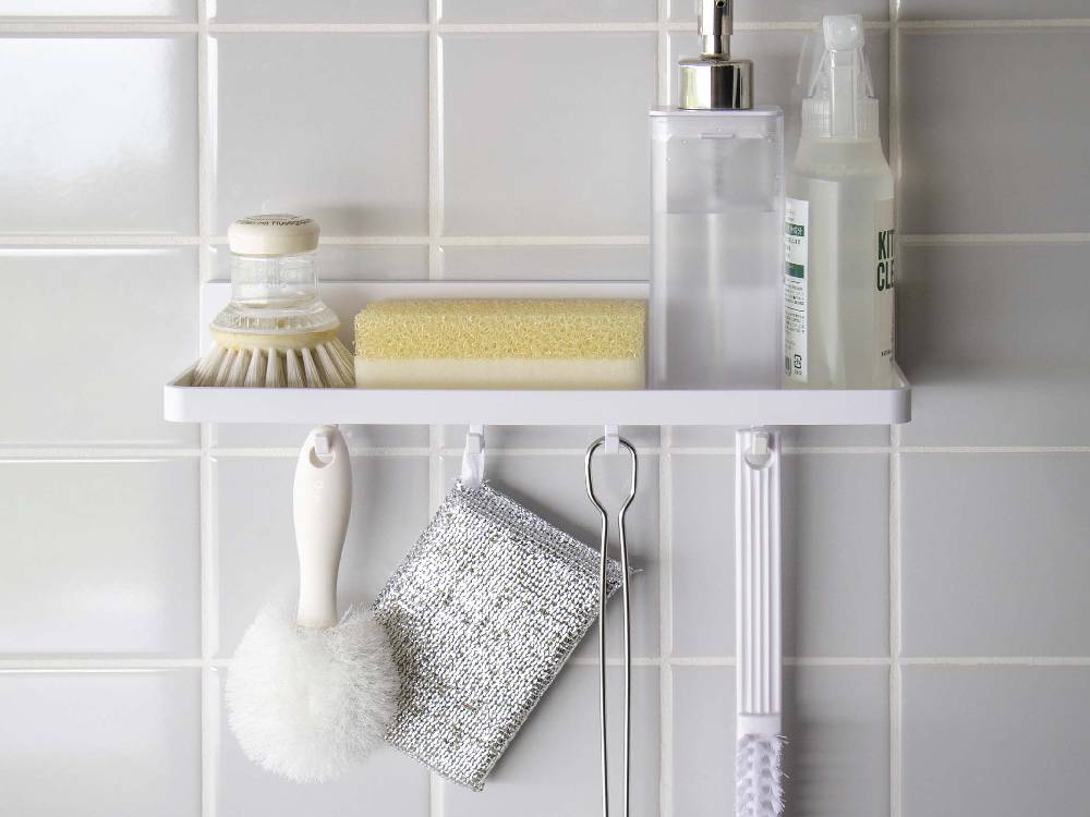 【MIST/ミスト】フィルムフック トレー W30が取り付けられたバスルームの棚に、歯ブラシホルダーやタオル、ボトルが整然と配置されている様子