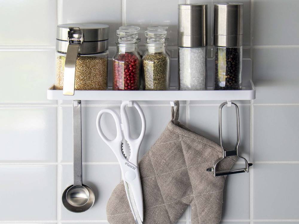 キッチンの棚に設置された【MIST/ミスト】フィルムフック トレー W30と、ボトルや食器が整然と並んでいる様子。