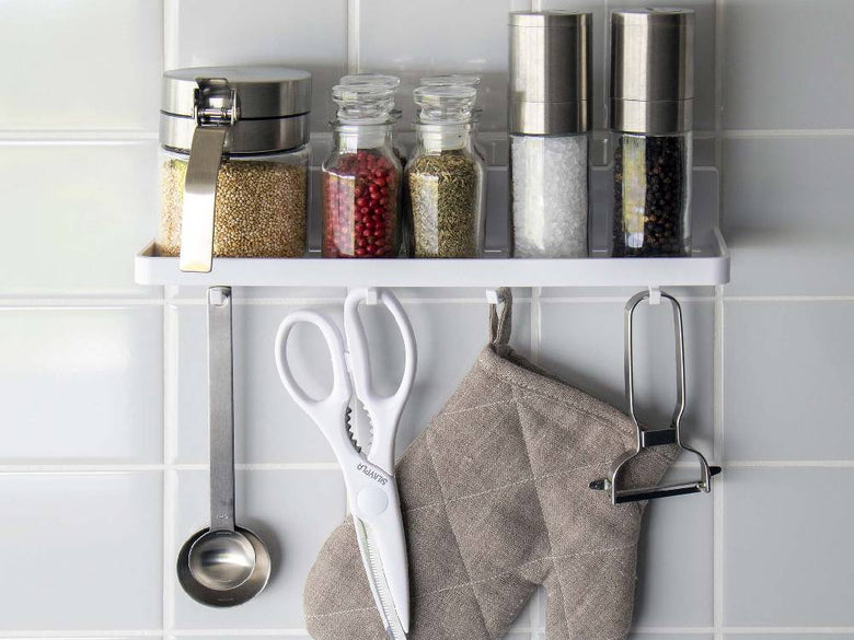 キッチンの棚に設置された【MIST/ミスト】フィルムフック トレー W30と、ボトルや食器が整然と並んでいる様子。