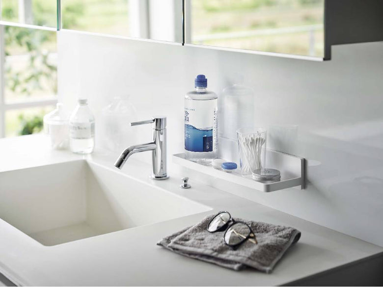 バスルームの洗面台に取り付けられた【MIST/ミスト】フィルムフック トレー W30。タップやシンク、ソープディスペンサーなどの備品を整理している