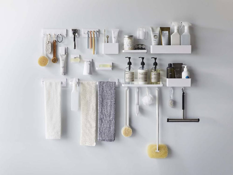 ミストフィルムフックトレー W30がキッチンの棚に設置され、タオルや調理器具が整然と掛けられている様子