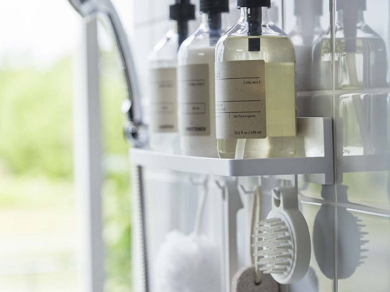 MIST/ミスト フィルムフック トレー W30が棚に取り付けられ、ボトルやキッチン用品が整然と掛けられている様子