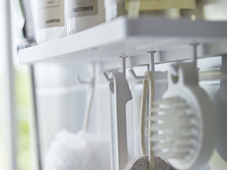 キッチン棚に取り付けられたシルバーのミストフィルムフックトレーと掛けられた食器類