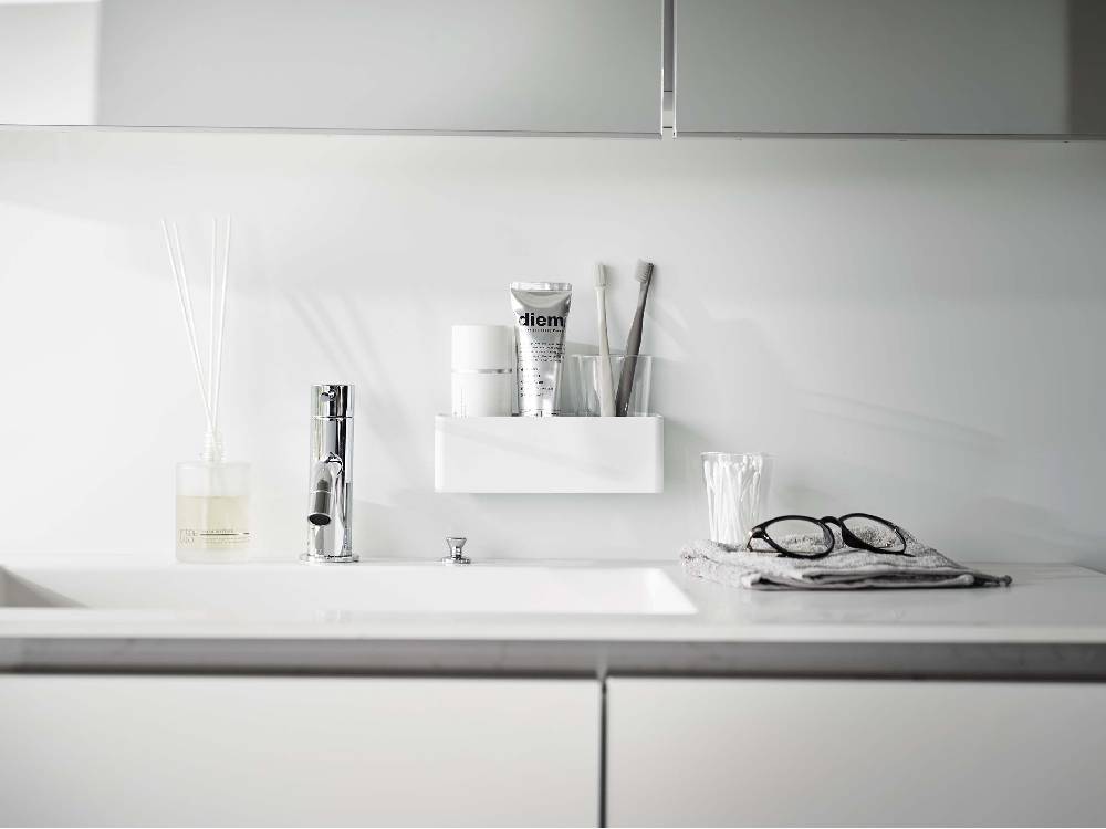 MIST/ミスト フィルムフックラック W18がグレーのキッチンカウンタートップに設置され、シンクや蛇口、ガラス製アクセサリーと共に配置されたインテリアデザインの様子