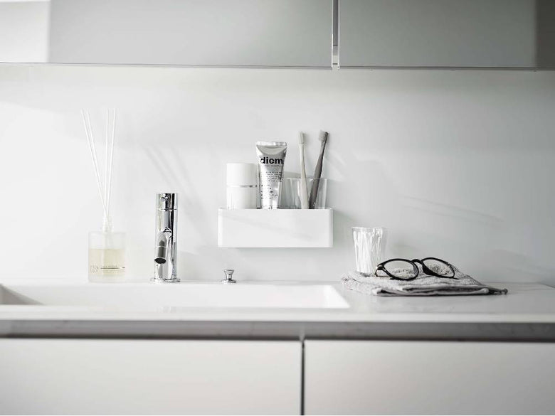 MIST/ミスト フィルムフックラック W18がグレーのキッチンカウンタートップに設置され、シンクや蛇口、ガラス製アクセサリーと共に配置されたインテリアデザインの様子