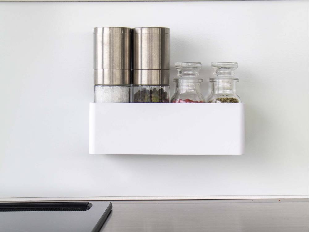 キッチンの棚に取り付けられた【MIST/ミスト】フィルムフックラック W18。ボトルや家庭用調理器具、花瓶が整然と収納されています。