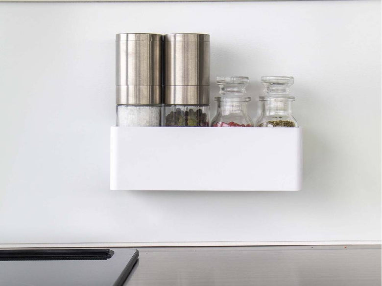 キッチンの棚に取り付けられた【MIST/ミスト】フィルムフックラック W18。ボトルや家庭用調理器具、花瓶が整然と収納されています。