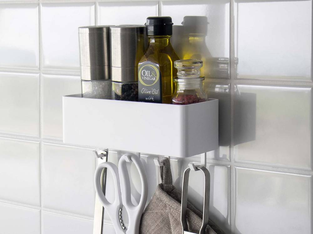 シルバー仕上げのMISTフィルムフックラック W18がキッチンの棚に設置され、ボトルやソープディスペンサーなどのパーソナルケア用品が整然と並べられているデザイン。