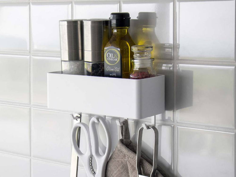 シルバー仕上げのMISTフィルムフックラック W18がキッチンの棚に設置され、ボトルやソープディスペンサーなどのパーソナルケア用品が整然と並べられているデザイン。