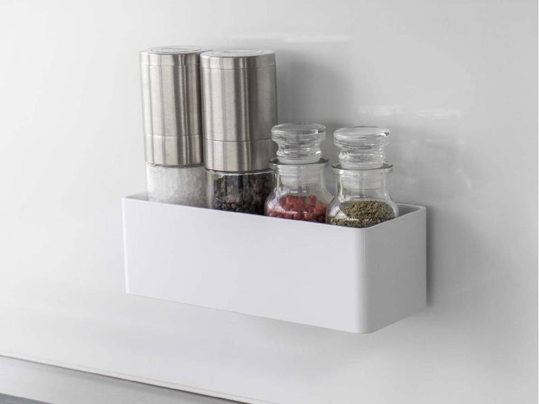 キッチンの棚に設置された【MIST/ミスト】フィルムフックラック W18にガラスボトルや観葉植物が掛けられている様子