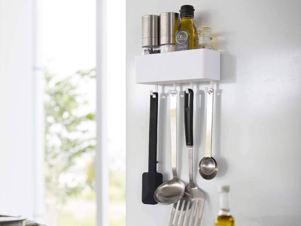 光沢のあるキッチンのカウンタートップに【MIST/ミスト】フィルムフックラックW18が設置され、ボトルや調理器具が整然と掛けられている様子