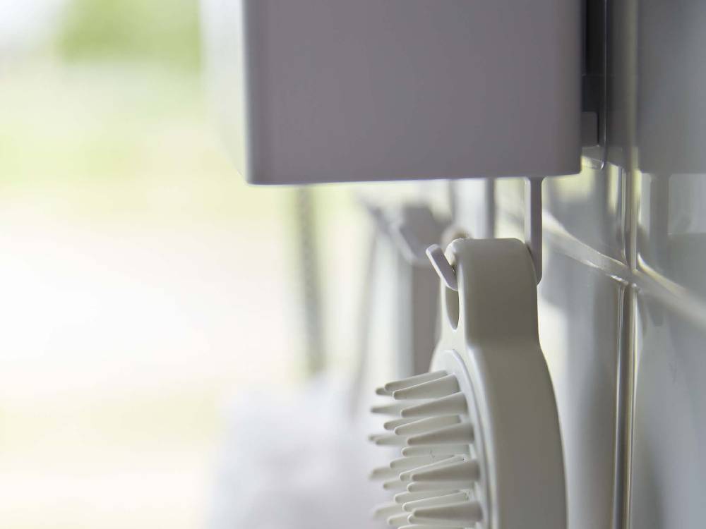 【MIST/ミスト】フィルムフック ラック W18本体と付属の4つのフィルムフックが並んだシルバーとプラスチック製の画像