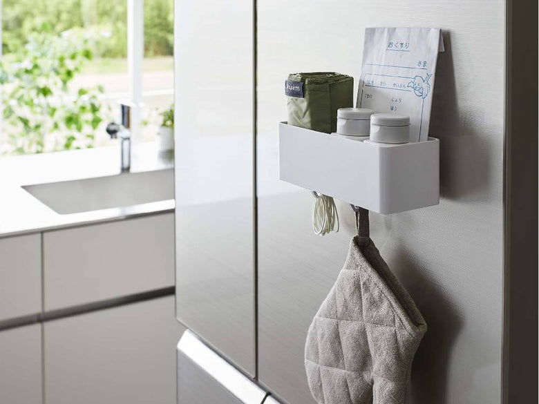 銀色のMISTフィルムフックラックW18がキッチンの棚に取り付けられ、花鉢や家庭用品が整理されているインテリアの様子