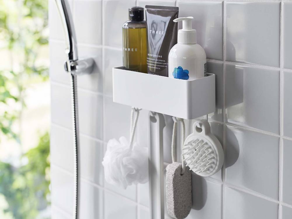 バスルームに設置された【MIST/ミスト】フィルムフックスラック W18とソープディスペンサー、タオル、歯ブラシホルダーなどの洗面用品