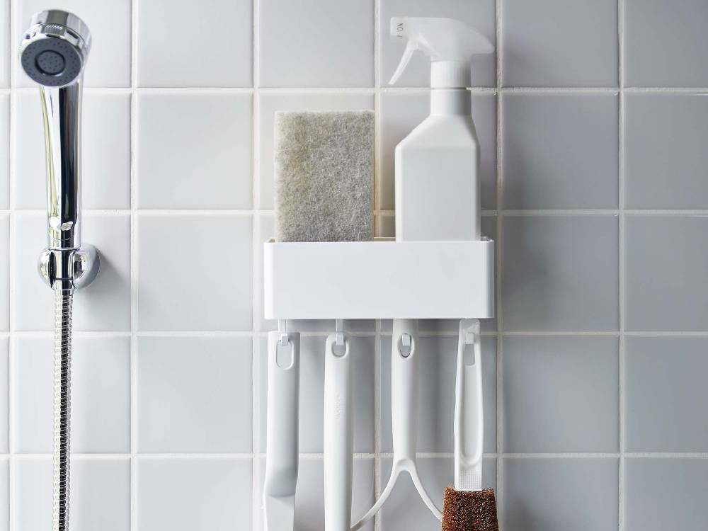 浴室のシンク周りに設置された【MIST/ミスト】フィルムフックラック W18。タオルや洗面用具が掛けられている様子