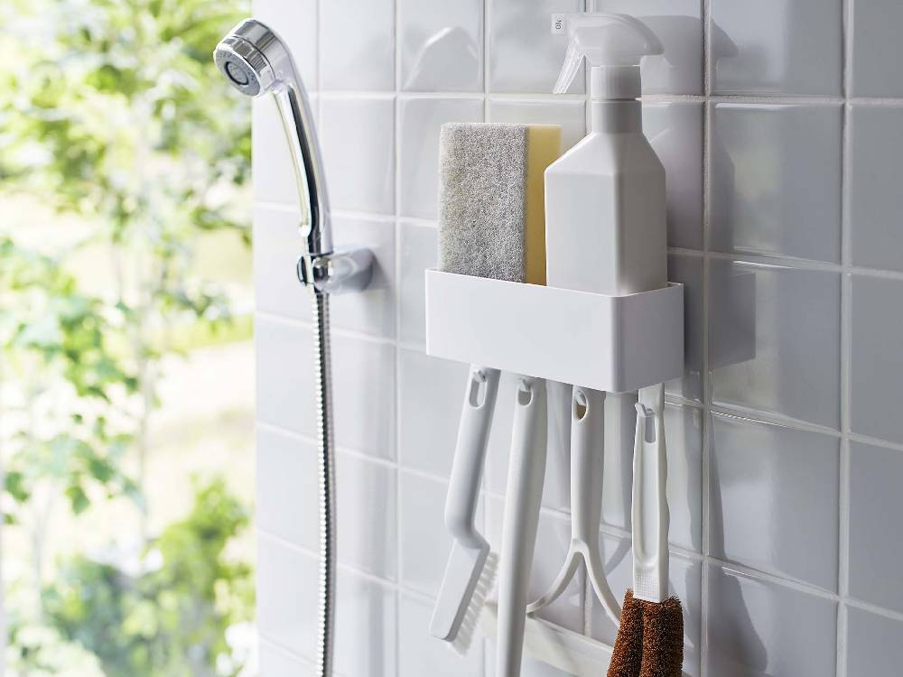 浴室のシンクエリアに【MIST/ミスト】フィルムフックラック W18が設置され、タオルやソープディスペンサーが掛けられている様子