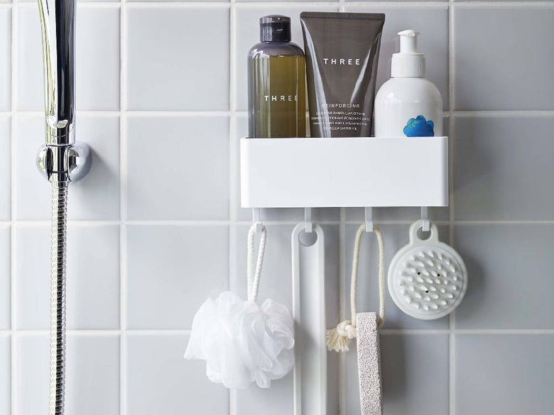 浴室の洗面台に設置された【MIST/ミスト】フィルムフック ラック W18。石鹸ディスペンサーやタオル、歯ブラシホルダーなどが整然と配置されています