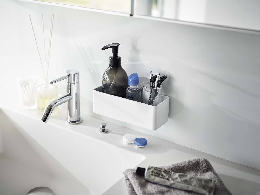 バスルームのシンクに【MIST/ミスト】フィルムフック ラック W18が取り付けられ、蛇口や石鹸ディスペンサーなどのアクセサリーが整然と掛けられている様子