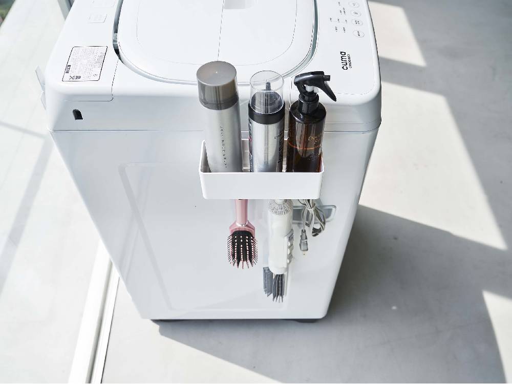 洗濯機横に取り付けられた【MIST/ミスト】フィルムフックラック W18。ABS樹脂製で幅18cm、耐荷重2.5kgの4つのフックが衣類乾燥機や小型家電を整理する様子