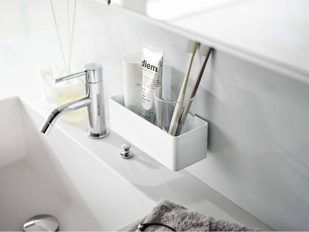 バスルームのシンク周辺に「MIST/ミスト」フィルムフックラックが取り付けられ、蛇口やソープディスペンサー、浴室キャビネット、ハウスプラントが配置されている様子