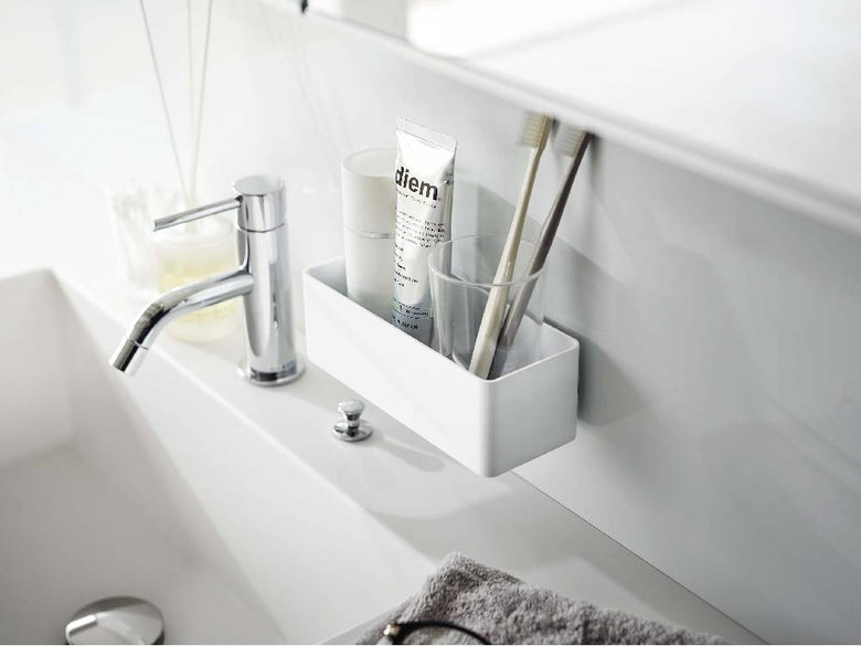 バスルームのシンク周辺に「MIST/ミスト」フィルムフックラックが取り付けられ、蛇口やソープディスペンサー、浴室キャビネット、ハウスプラントが配置されている様子