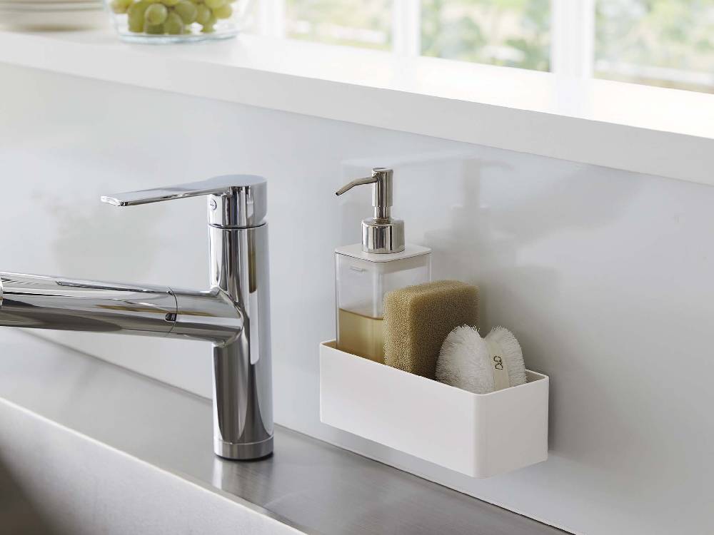 バスルームのシンクに設置された「MIST/ミスト」フィルムフックラック W18。ABS樹脂製で4つのフックにボトルや植物が掛かっています。