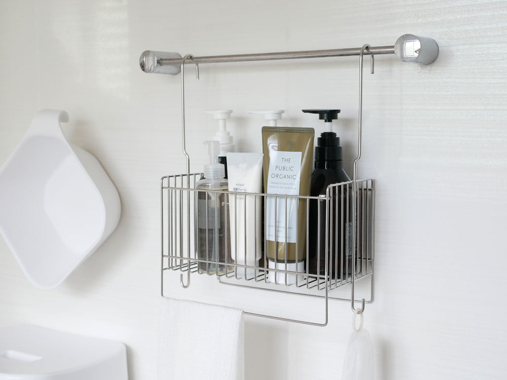 バスルームのシンク上に掛けられた18-8ステンレス製の引っかけ式バスケットと、ボトルや石鹸ディスペンサー、歯ブラシホルダーが整然と配置されている様子
