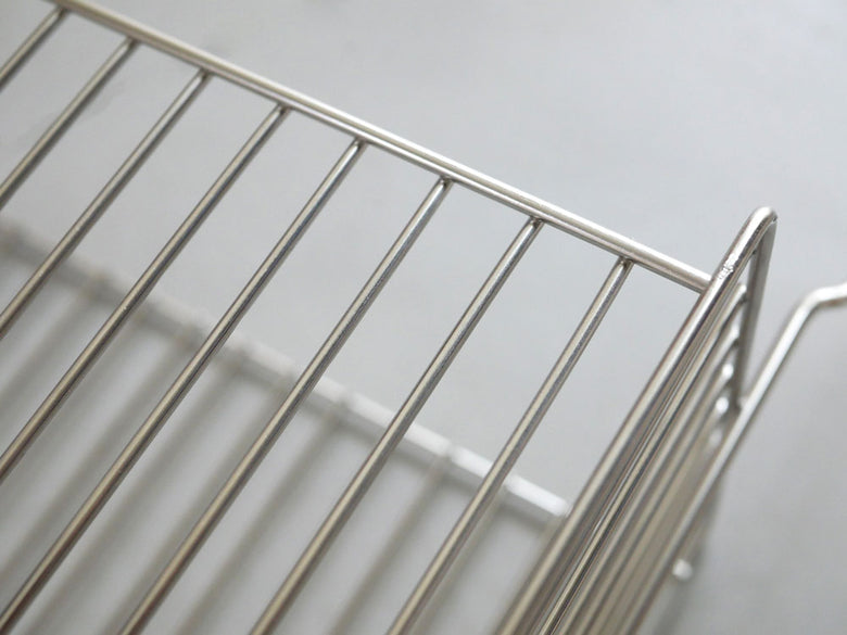 ヒナタライフ製の18-8ステンレス製引っかけお風呂バスケット。シルバーの金属メッシュ構造で、タオルやバス用品を掛けるための頑丈なデザイン。