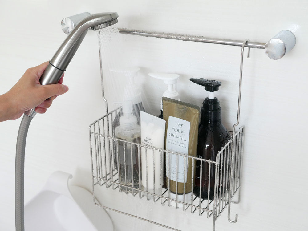 Hinata Lifeの18-8ステンレス製連結可能な引っかけお風呂バスケットが浴室のタオルバーに掛けられ、タオルや洗面用品を整理しています。