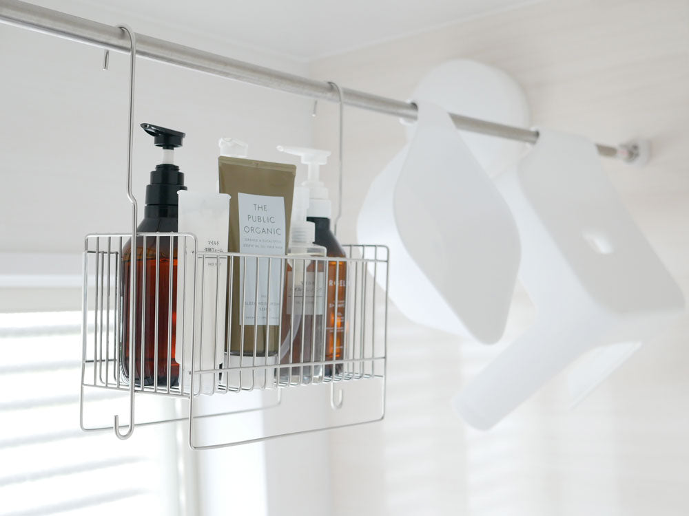 日本製18-8ステンレス製の連結可能な引っかけお風呂バスケットがタオルバーに掛けられ、浴室の棚に設置されている様子