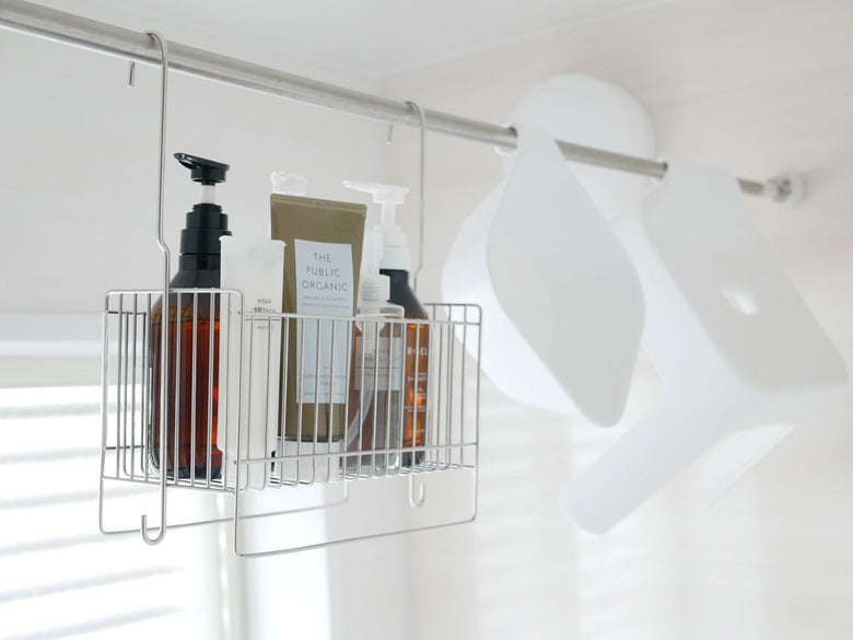 日本製18-8ステンレス製の連結可能な引っかけお風呂バスケットがタオルバーに掛けられ、浴室の棚に設置されている様子