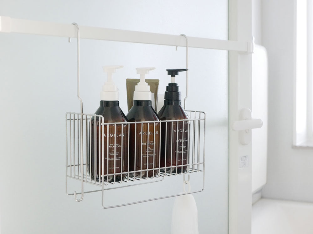 18-8ステンレス製の【Hinata Life】連結可能な引っかけお風呂バスケットが壁のタオルバーに掛けられているお風呂場の様子