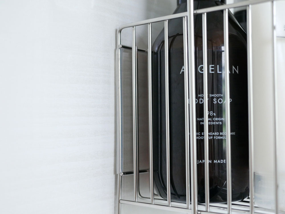 銀色の18-8ステンレス製で連結可能な引っかけ式お風呂バスケット。タオルやバス用品を整理できる金属製のバスケット