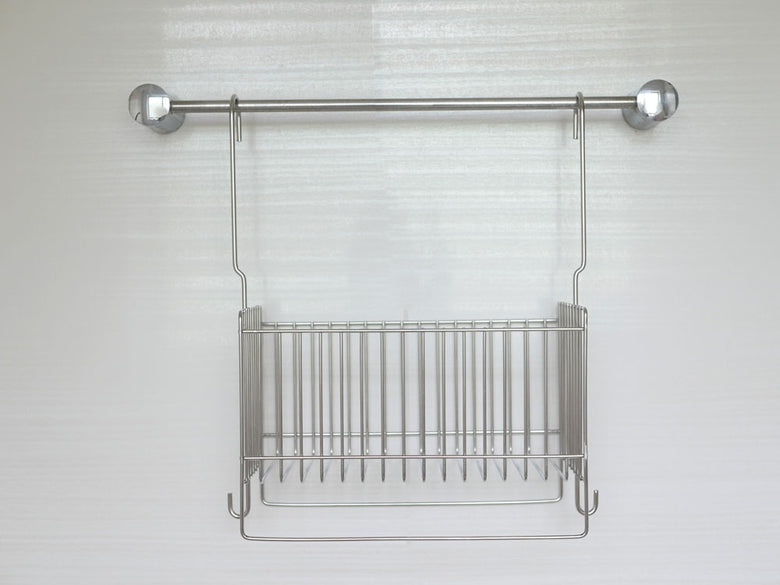 Hinata Lifeの連結可能な18-8ステンレス製引っかけお風呂バスケット。金属の棚とハンドルが特徴的なデザイン。