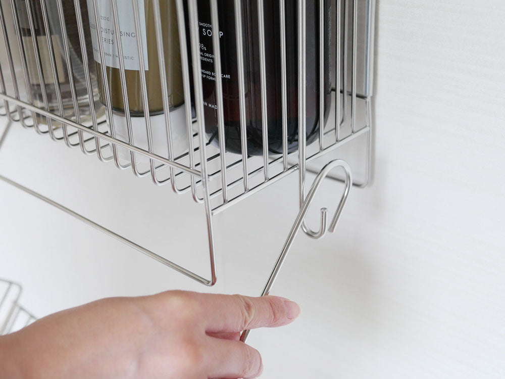 連結可能な18-8ステンレス製の引っかけ式お風呂バスケットが壁に掛かっている様子