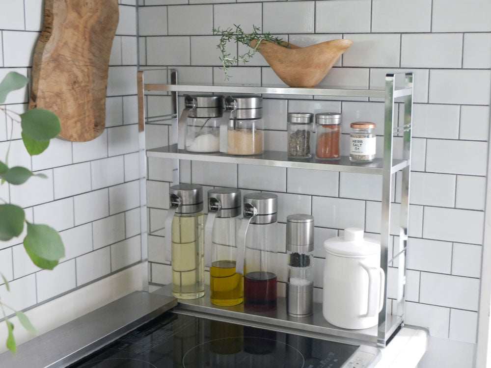キッチンの棚に置かれたSALUS/セイラスのツインソルト＆ペッパーミルとガラス製の調味料ボトル