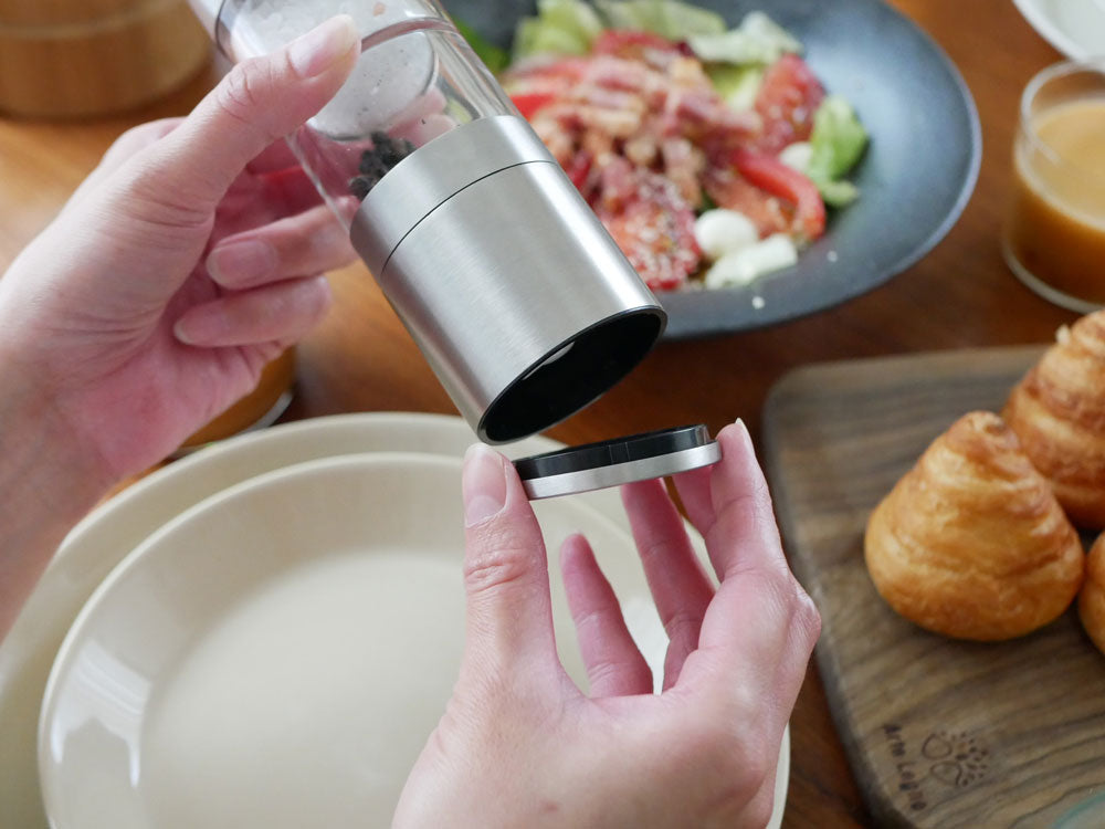 セイラスのステンレス製シリンダー型ツインソルト＆ペッパーミル