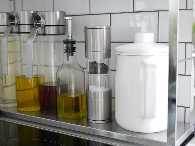 SALUS/セイラスのツイン ソルト＆ペッパーミルがキッチンカウンターに置かれている