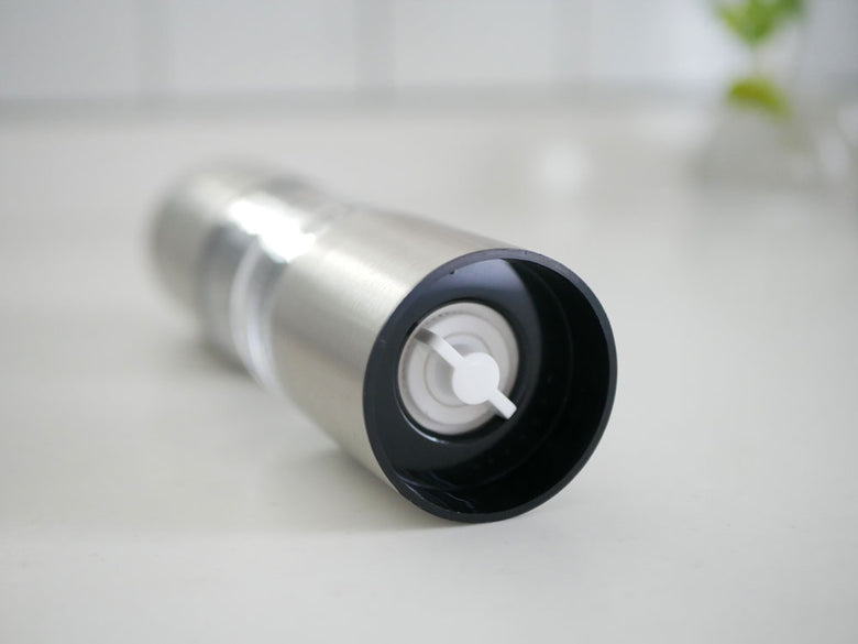 SALUS/セイラスのツインソルト＆ペッパーミル。シルバー仕上げのステンレス製ボディとアルミニウムグラインダーを備えた円筒形の調味料ミル