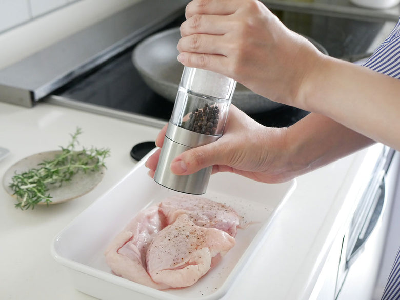 SALUSセイラスのツインソルト＆ペッパーミル。18-8ステンレス製でスタイリッシュなデザインの塩と胡椒のミルが並んでいるキッチン用具