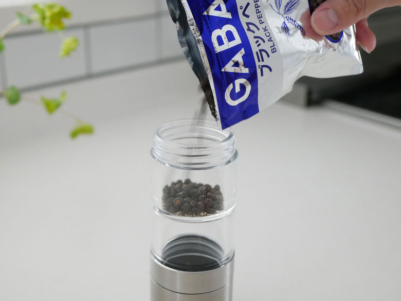 セイラスのツインソルト＆ペッパーミル。18-8ステンレス製でシンプルなデザインの塩と胡椒用ミルがキッチンカウンターに並んで設置されている様子